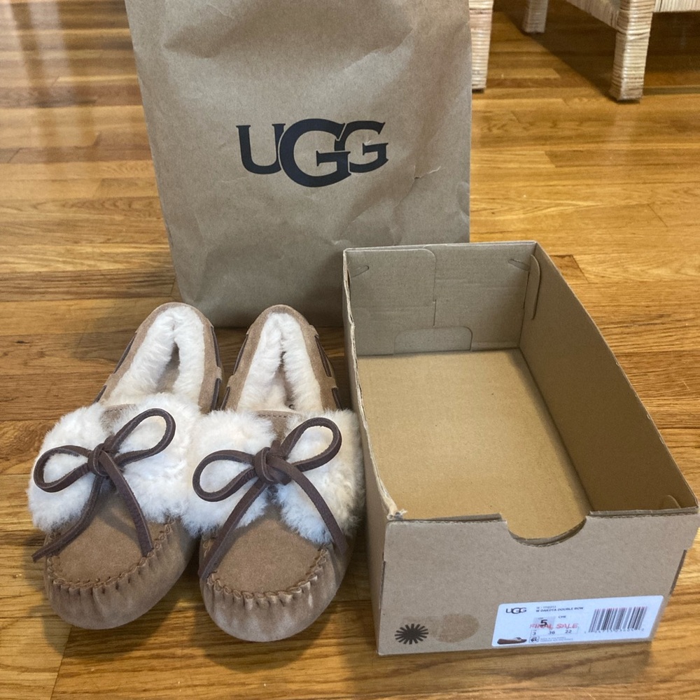 New With Tags Ugg Dakota Double Bow Slippers